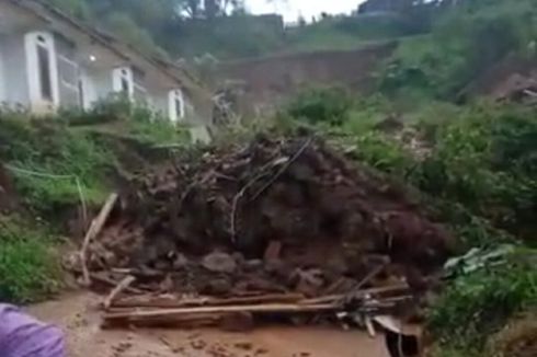 Longsor Timbun 14 Rumah di Sumedang, 12 Warga Diduga Tertimbun