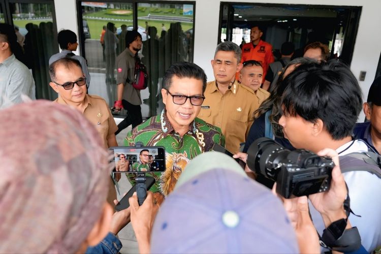 Bupati Bandung Dadang Supriatna saat diwawancarai terkait upaya penuntasan banjir di Kabupaten Bandung, Rabu (10/12/2025)