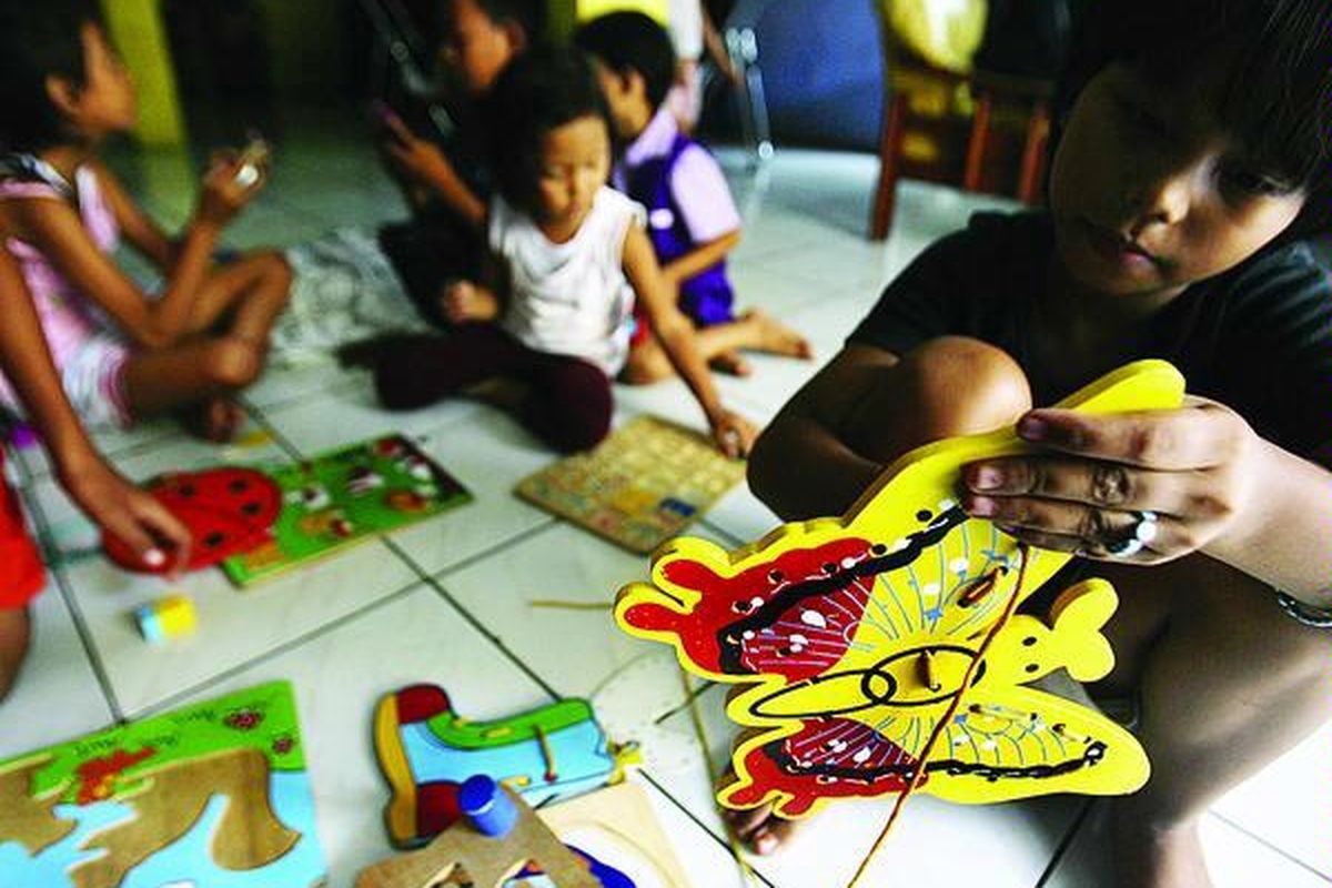 Anak-anak mengikuti permainan edukatif di gedung serbaguna Kelurahan Menteng, Kecamatan Menteng, Jakarta, Senin (15/2). Selain permainan edukatif, mereka juga mengikuti pendidikan keterampilan dan belajar membaca sepulang sekolah.