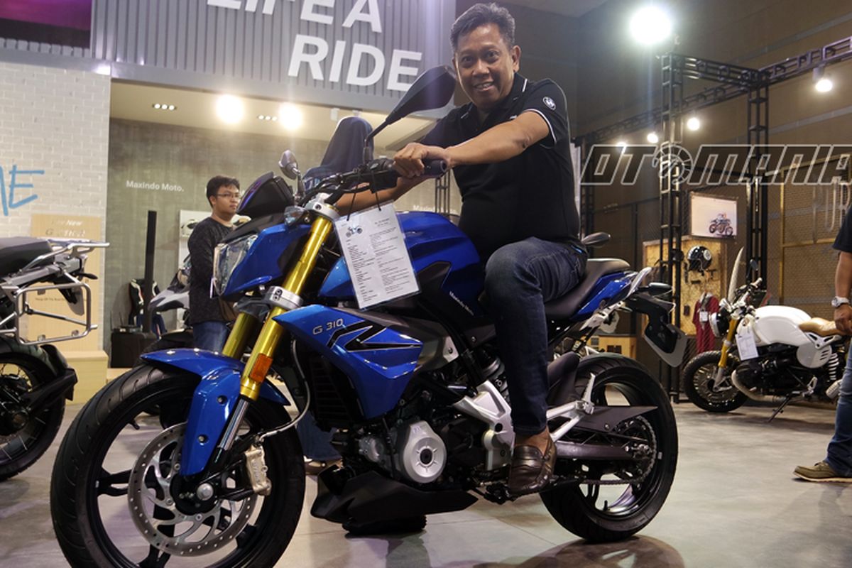 Tukul Arwana terlihat terlihat mampir di stan BMW Motorrad di Indonesia International Motor Show (IIMS), Selasa (2/5/2017).