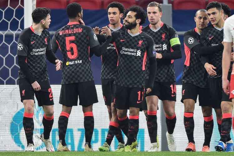 Para pemain Liverpool merayakan gol Mohamed Salah ke gawang RB Leipzig pada laga leg pertama babak 16 besar Liga Champions 2020-2021 di Stadion Puskas Arena, Hungaria, 16 Februari 2021. 