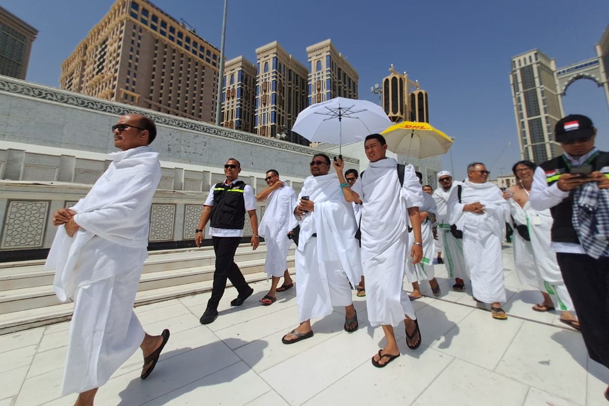 Jemaah haji Indonesia mengenakan pakaian ihram untuk melaksanakan ibadah di Masjidil Haram. Selama menjalankan ibadah haji, para jemaah harus banyak minum air putih untuk mencegah dehidrasi di suhu yang berkisar 40 Celcius.