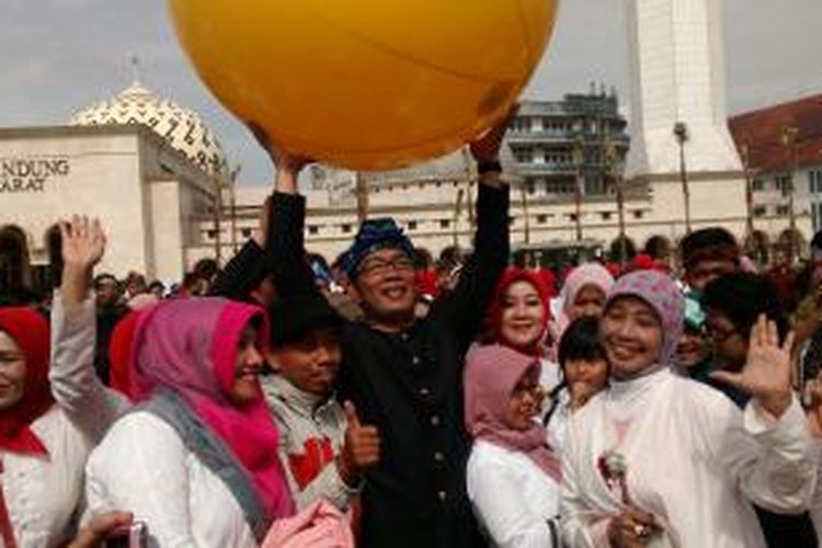 Wali Kota Bandung Ridwan Kamil meresmikan Taman Alun-alun Kota Bandung yang baru selesai direnovasi, Rabu (31/12/2014).