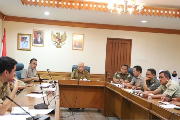 Sekretaris Kota Administrasi Jakarta Timur Fredy Setiawan saat memimpin Rapat Koordinasi Tindak Lanjut Pengaduan Masyarakat terkait keberadaan PKL di Kantor Walikota Jakarta Timur, Cakung, Senin (20/2/2023). 