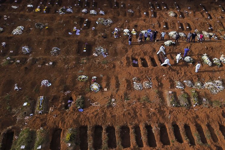 Petugas pemakaman menguburkan korban meninggal Covid-19 di pemakaman Vila Formosa, yang merupakan pemakaman terluas di Sao Paulo, Brasil. Foto diambil pada 22 Mei 2020.
