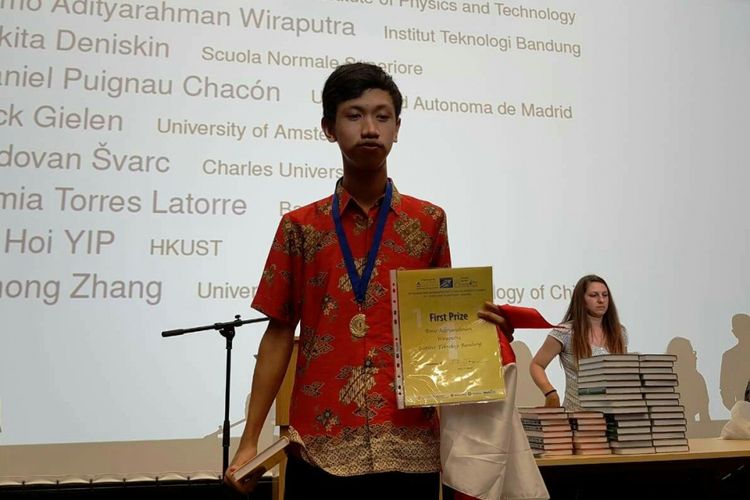 Bimo Adityarahman Wiraputra, mahasiswa Prodi Teknik Informatika, STEI-ITB meraih medali emas atau first prize setelah bersaing dengan 351 peserta lain dari berbagai negara di dunia dalam ajang International Mathematic Competition (IMC) 2018 di Bulgaria.