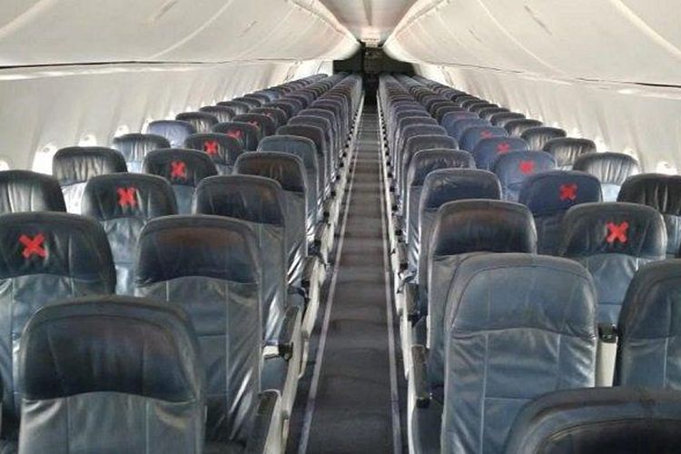Ilustrasi skema kabin pesawat Lion Air. Tempat duduk tanda silang artinya tidak diduduki penumpang. Penumpang duduk di dekat jendela dan samping lorong kabin. 
