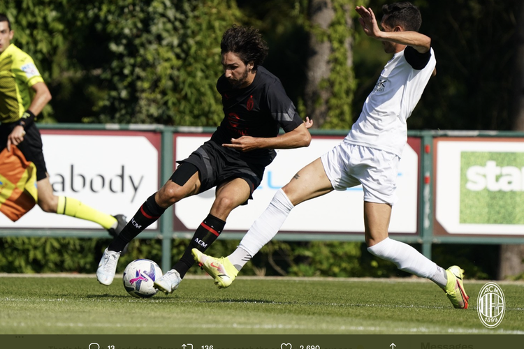 Aksi rekrutan anyar AC Milan, Yacine Adli, dalam laga latihan bersama melawan Lemine Almenno di Milanello, 13 Juli 2022.