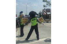 Aksi Polisi Kenakan Topeng Mickey  di Pintu Keluar Tol Fungsional Solo-Kertosono
