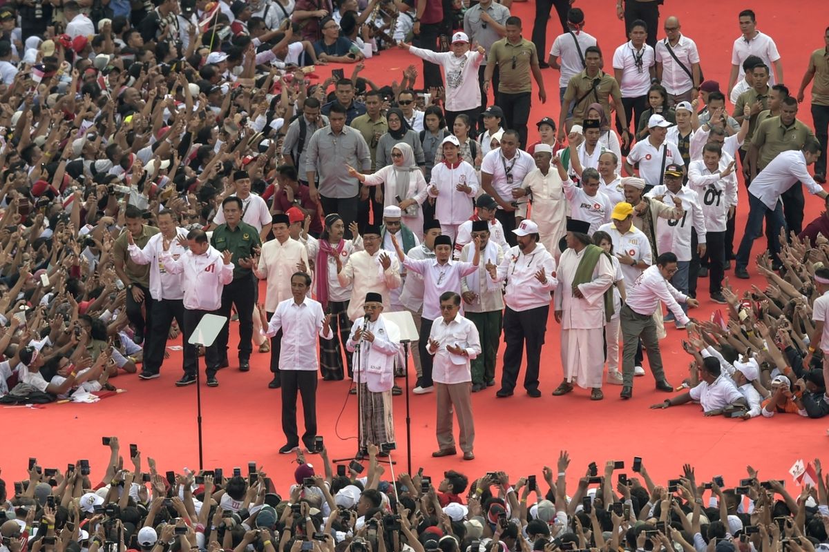 Pasangan Calon Presiden (Capres) dan Calon Wakil Presiden (Cawapres) Nomor urut 01 Joko Widodo (tengah depan)-Maruf Amin (kiri depan) didampingi Ketua dewan pengarah tim kampanye nasional Jokowi-Maruf Amin, Jusuf Kalla (kanan depan) serta tokoh politikn lainnya berorasi dihadapan para pendukung saat mengikuti Konser Putih Bersatu dalam rangka Kampanye Akbar Pasangan Capres no urut 01 di Gelora Bung Karno (GBK), Jakarta, Sabtu (13/4/2019). ANTARA FOTO/Nova Wahyudi/hp.