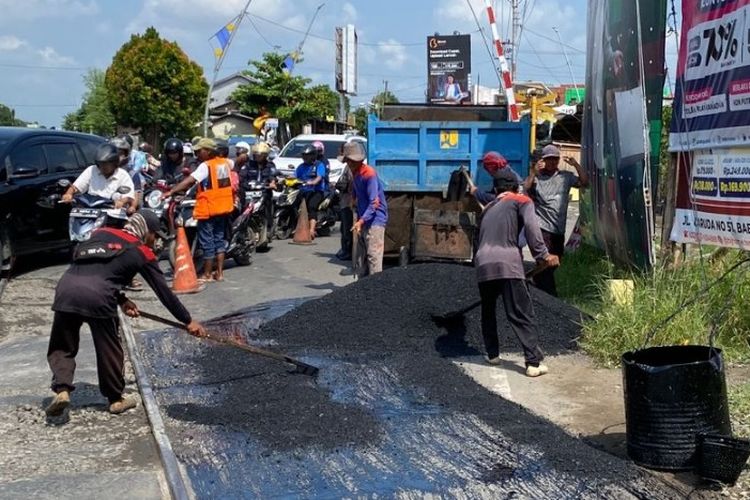 Pekerja dari DPUPR Kota Tegal melakukan kegiatan perbaikan di salah satu ruas jalan yang bakal dilewati pemudik di Kota Tegal, Jawa Tengah, Rabu (27/3/2024). 