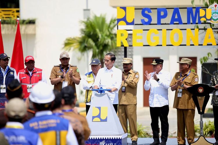 Presiden Jokowi saat meresmikan Sistem Penyediaan Air Minum (SPAM) Regional Mebidang yang berada di Kota Binjai, Sumatera Utara, Jumat (25/08/2023). 