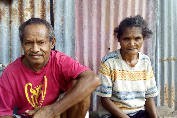 Foto : Maria Modesta (50), warga Kota Uneng, Kecamatan Alok, Kabupaten Manggarai Timur, NTT didampingi suaminya, di depan gubuk reyot mereka, Selasa (4/7/2020). 