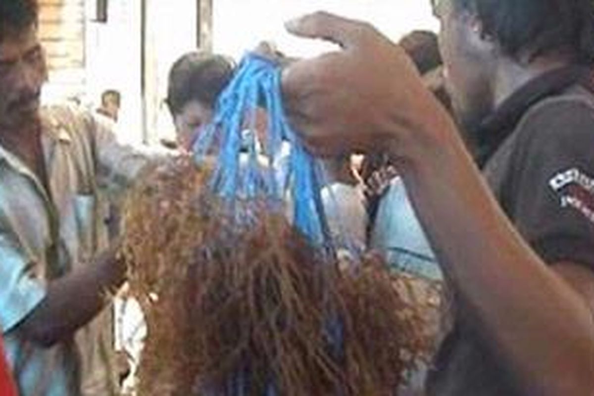 Beragam cara unik dilakukan warga untuk mengungkapkan kegembiraan mereka di hari libur lebaran. Di Polewali Mandar, ratusan nelayan termasuk anak-anak dan ibu rumah tangga menggelar lomba unik, mengikat rumput laut.