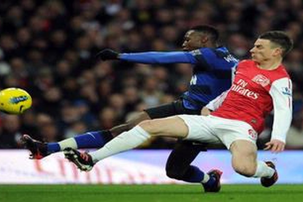 Penyerang Manchester United, Dannye Welbeck (kiri), berebut bola dengan bek Arsenal, Laurent Koscielny, pada pertandingan Premier League, di Emirates, Minggu (22/1/2012). 