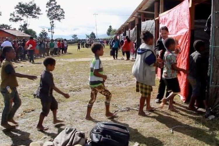 Dengan material seadanya, sekolah darurat dibangun Februari silam. Sepekan setelah dibangun, anak-anak pengungsi mulai bersekolah. 