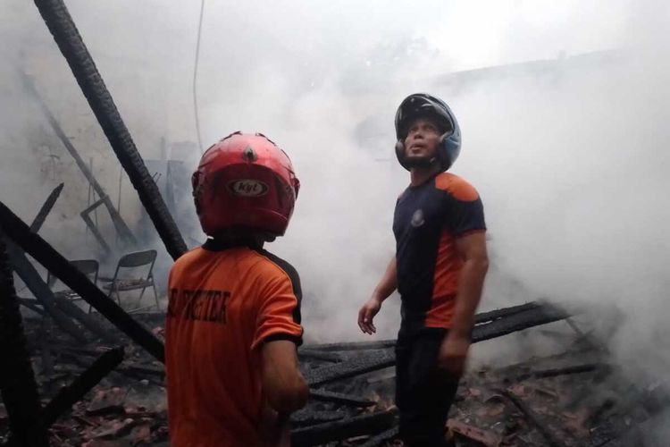 Petugas damkar saat berjibaku dengan api di SMPN 4 Bangkalan, Kamis (02/02/2023)