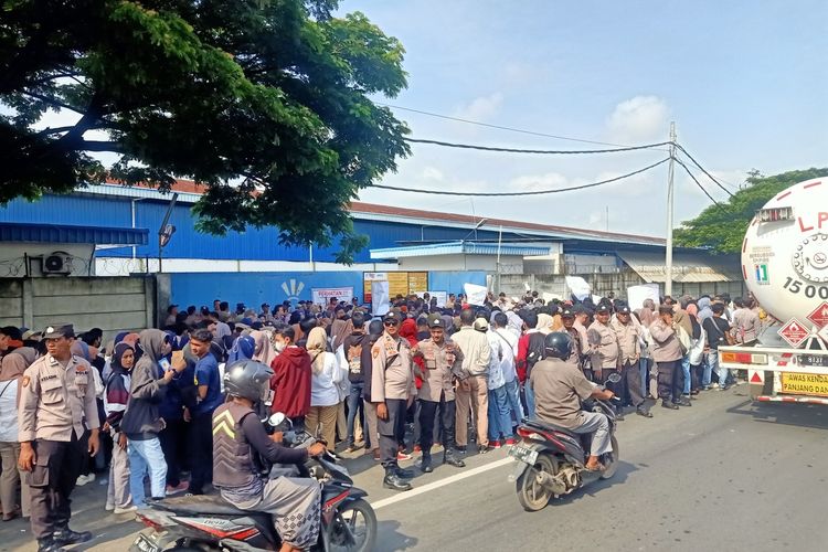 Ratusan buruh PT CTG menggelar aksi unjukrasa di Pantura Pemalang tuntut hak karyawan dibayarkan usai pabrik garmen ditutup, Rabu (7/3/2024).