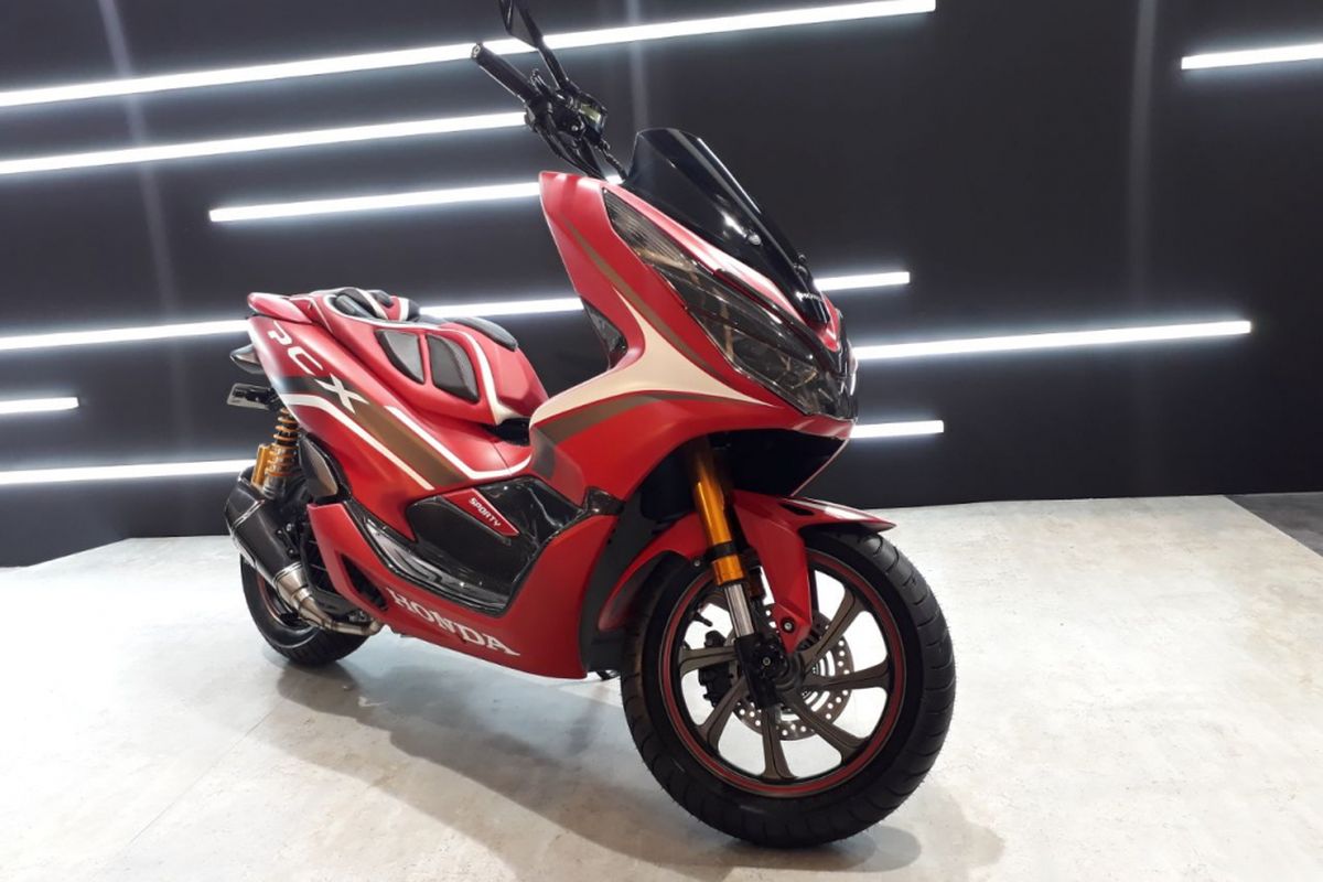 Salah satu Honda All New PCX modifikasi yang diketahui menggunakan knalpot racing palsu berlogo Akramovic.