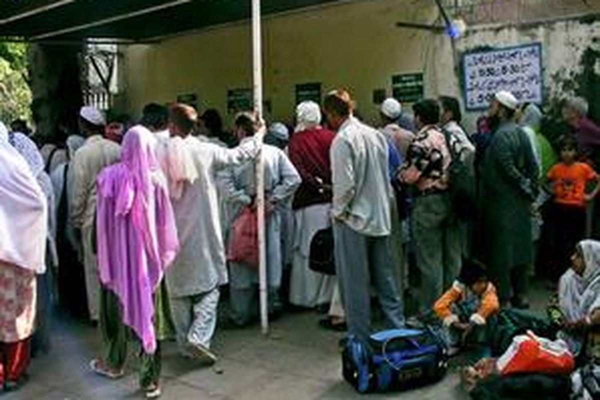 Kedutaan Pakistan yang ramai oleh para pemohon visa.