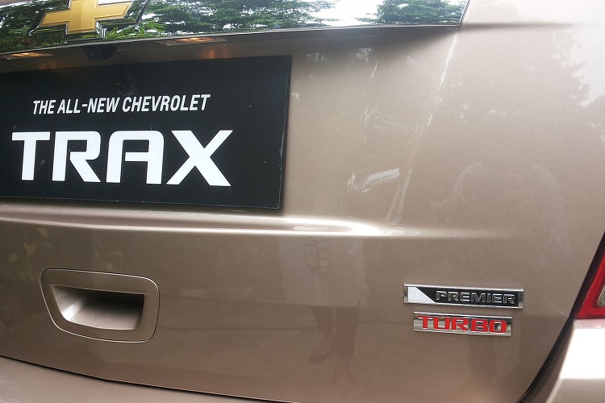 Emblem Premier yang tersemat pada Chevrolet Trax warna Coopertino yang diluncurkan di Jakarta pada Kamis (1/3/2018).