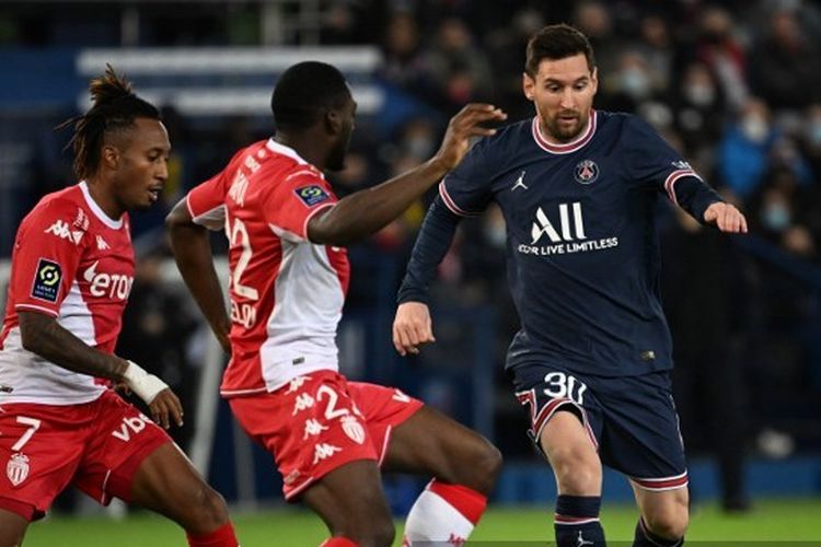 Lionel Messi menggiring bola dalam pertandingan PSG vs AS Monaco pada pekan ke-18 Ligue 1 Perancis yang berlangsung di Stadion Parc des Princes, 12 Desember 2021.