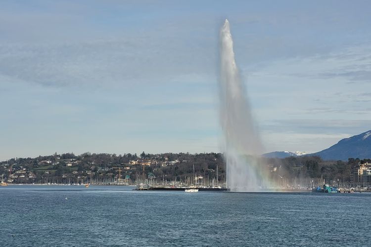 Air mancur Jenewa, menjadi ikon wisata Kota Jenewa dengan semburan air mencapai 140 meter. Gambar semburan air mancur diambil dalam sesi operasional musim dingin, Selasa (24/2/2026).