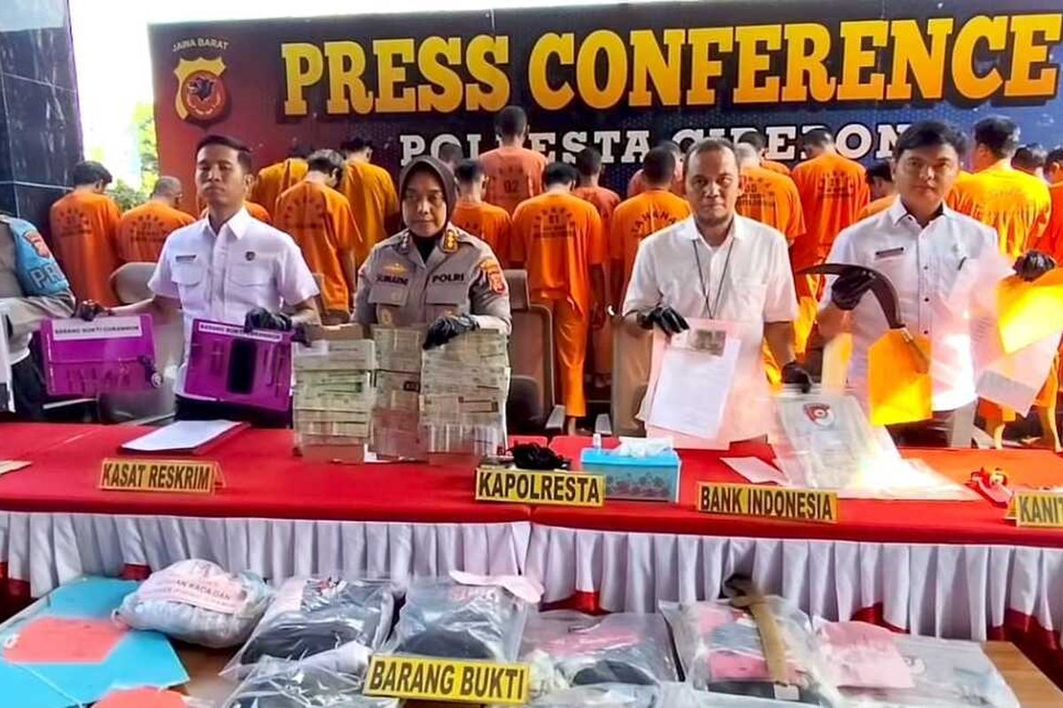 Jajaran Polresta Cirebon Jawa Barat menunjukan 34 motor hasil curian dan akan dikembalikan ke pemiliknya di Mapolresta Cirebon pada Kamis (14/5/2025) petang.