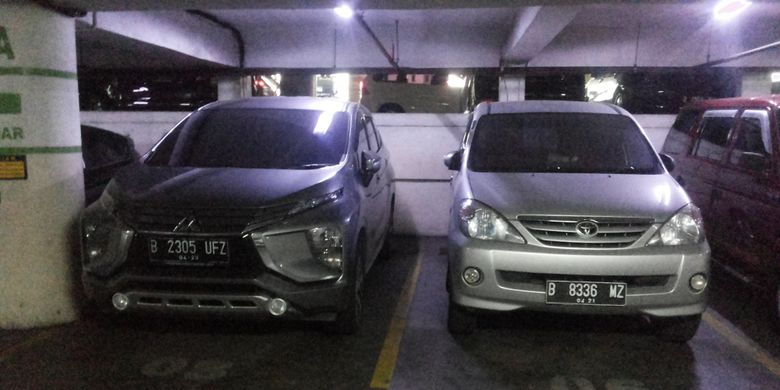 Salah satu Mitsubishi Xpander dan Toyota Avanza yang sedang terpakir di salah satu pusat perbelanjaan di Jakarta.