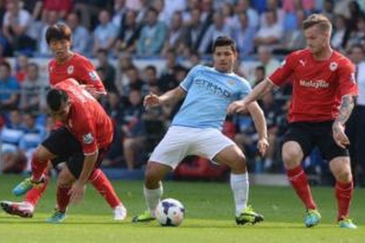 Striker Manchester City, Sergio Aguero (ketiga dari kiri), mendapat pengawalan ketat dari tiga pemain Cardiff City pada laga Premier League di Stadion Cardiff City, Minggu (25/8/2013).