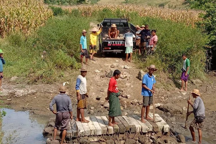 Kondisi jalan menuju Dusun Meang, Sekotong, Lombok Barat. Kondisi jalan seperti ini terjadi sepanjang tahun. Jalan Dusun Meang menjadi sorotan oaska ibu muda melahirkan bayinya di jalan desa karena ambulance tidak bisa melewati jalur tersebut.