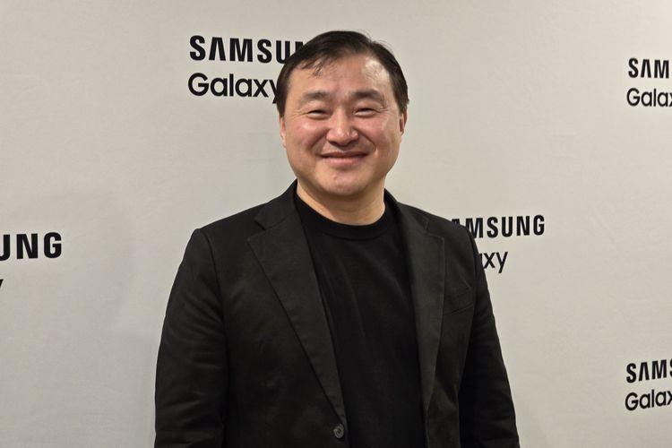 Presiden sekaligus Head of the Mobile Experience Business Samsung Electronics TM Roh saat berbincang dengan KompasTekno dan empat jurnalis lain secara eksklusif di Paris, Prancis.