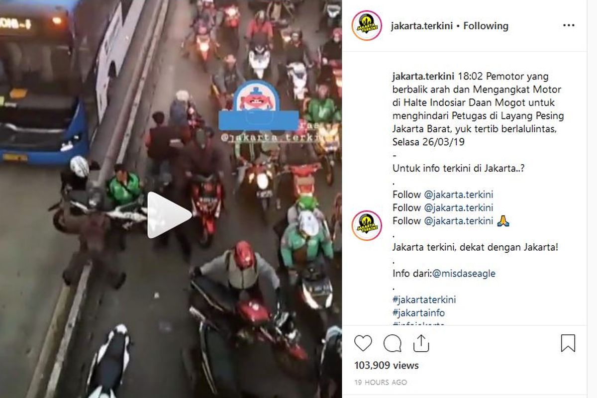 Pengendara motor yang masuk jalur transjakarta tampak bahu-membahu memindahkan motor mereka ke luar jalur. 