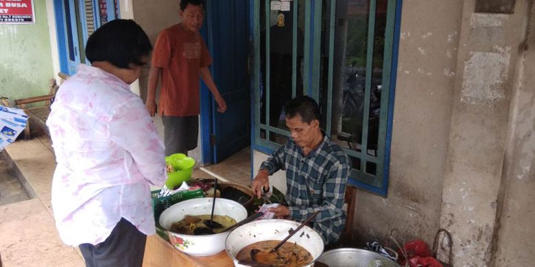 Penjual nasi penggel khas Kebumen, Jawa Tengah, Senin (16/10/2017). Untuk lauk, nasi penggel bisa disajikan dengan sayur kulit dan jeroan sapi seperti babat, iso, kikil, tetelan, jantung, ginjal, paru, dan semacamnya. Pelengkap nasi penggel lainnya adalah tempe mendoan.