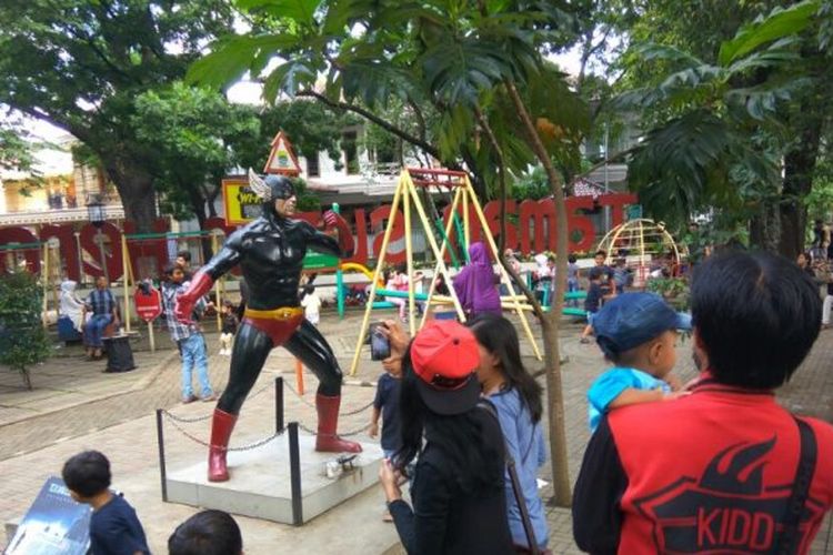 Suasana di Taman Superhero yang ramai dikunjungi masyarakat Kota Bandung.