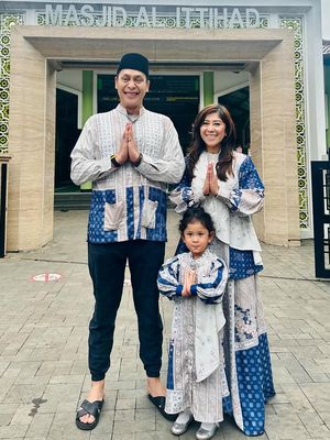Outfit Lebaran Menkomdigi Meutya Hafid dan keluarga.