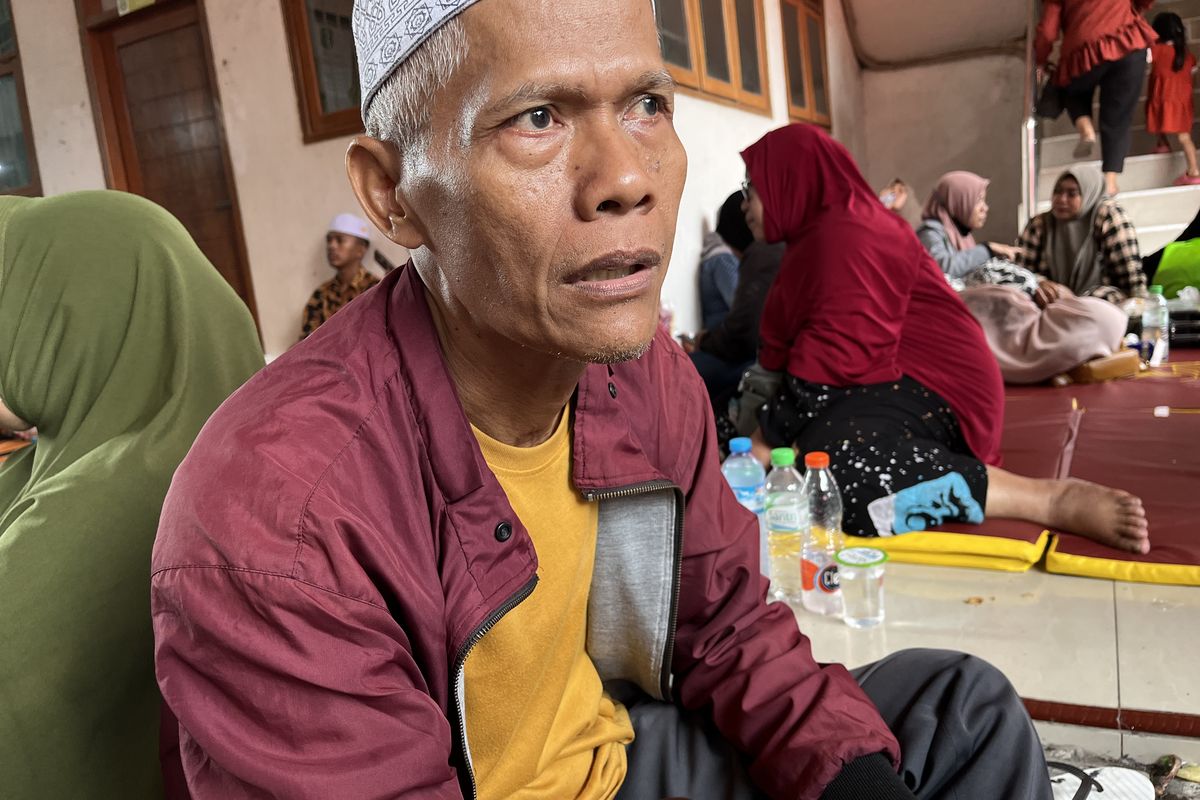Salah satu wali murid, Shadiq (57) yang masih menunggu kabar cucunya, Muhammad Azam Habibi, korban ambruknya Pondok Pesantren Al-Khoziny, Sidoarjo, Senin (29/9/2025). Azam belum ditemukan hingga Selasa (30/9/2025).