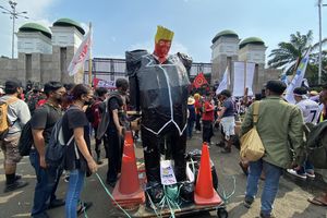 Aksi May Day di DPR RI Penuh Simbol, Nelayan Pesisir Ikut Bersuara