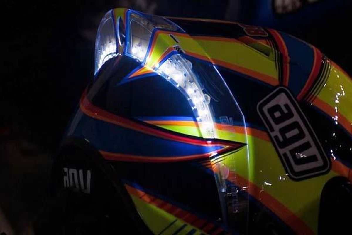 Lampu LED di spoiler belakang helm Valentino Rossi