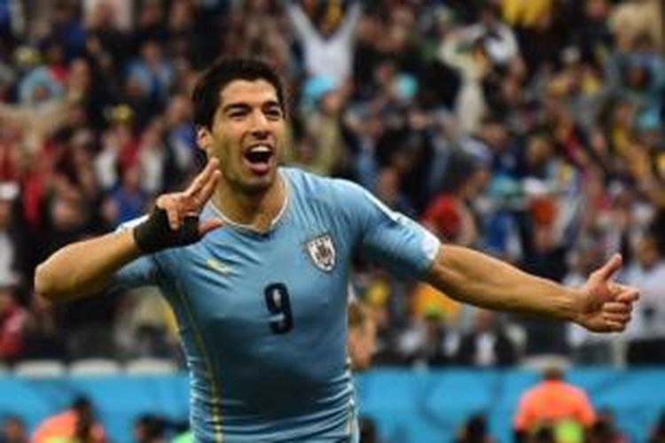 Striker tim nasional Uruguay, Luis Suarez, usai menyarangkan gol dalam laga Uruguay-Inggris di Grup D Piala Dunia 2014, dengan kemenagnan 2-1 untuk Uruguay, Jumat (20/6/2014).