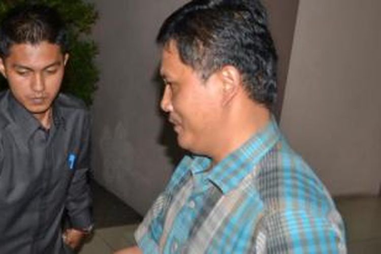 Bupati Sumedang yang sebelumnya menjabat Ketua DPRD Kota Cimahi, Ade Irawan, keluar dari ruang pemeriksaan sekitar pukul 20.00 WIB. Ade langsung berjalan cepat dan tidak berkomentar sedikit pun saat ditanya wartawan. 
