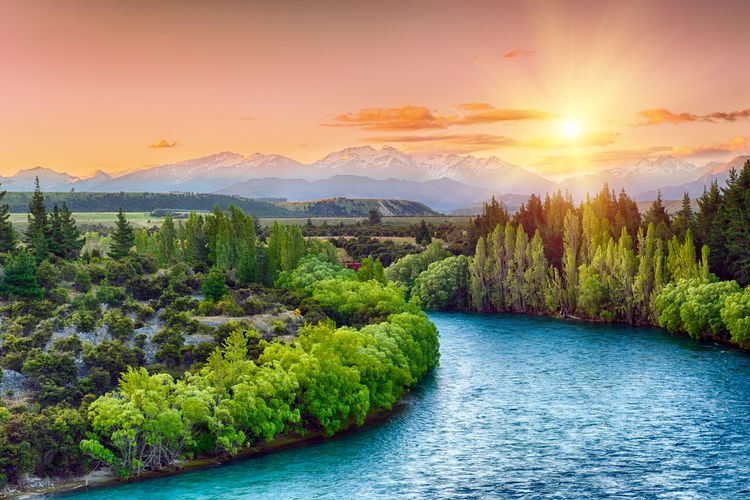 Ilustrasi Selandia Baru - Pemandangan Sungai Clutha di Selandia Baru.