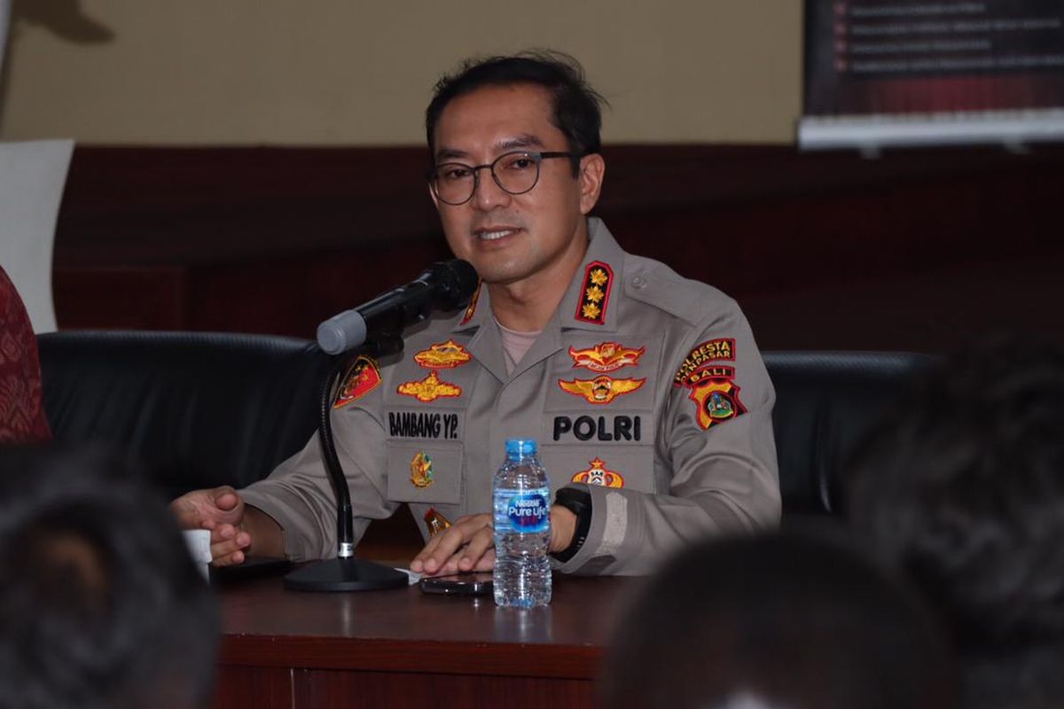 Kapolresta Denpasar Kombes Pol Bambang Yugo Pamungkas, saat memberi pembinaan terhadap geng pelajar Bajing Kids di Mapolresta Denpasar pada Jumat (21/7/2023). Geng pelajar ini menimbulkan keresahan orang tua siswa lantaran menarik iuran Rp 50 ribu setiap anggotanya untuk pesta minuman keras. /Dok.Humas Polresta Denpasar