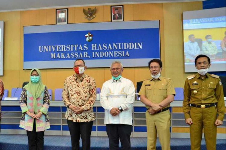 Foto bersama Ketua KPU RI, Arief Budiman ditengah mengenakan kemeja putih tanpa masker dan Pj Wali Kota Makassar, Rudy Djamaluddin sudut kanan tanpa mengenakan masker.