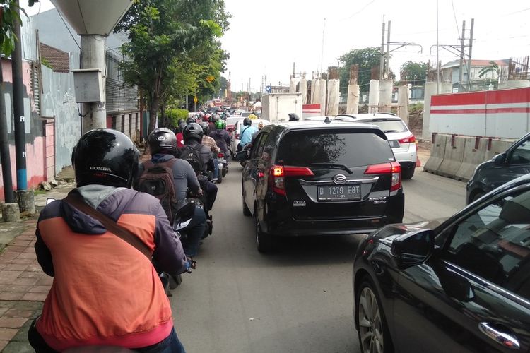 Kemacetan di titik jalur putaran Poltangan, Pasar Minggu, Jakata Selatan yang ditutup, Kamis (30/1/2020)