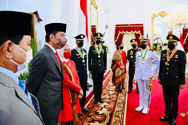 Presiden Joko Widodo, Ibu Iriana Jokowi, dan Menteri Pertahanan Prabowo Subianto berbincang dengan empat perwira TNI-Polri peraih Adhi Makayasa di Istana Kepresidenan, Jakarta, Kamis (14/7/2022). 