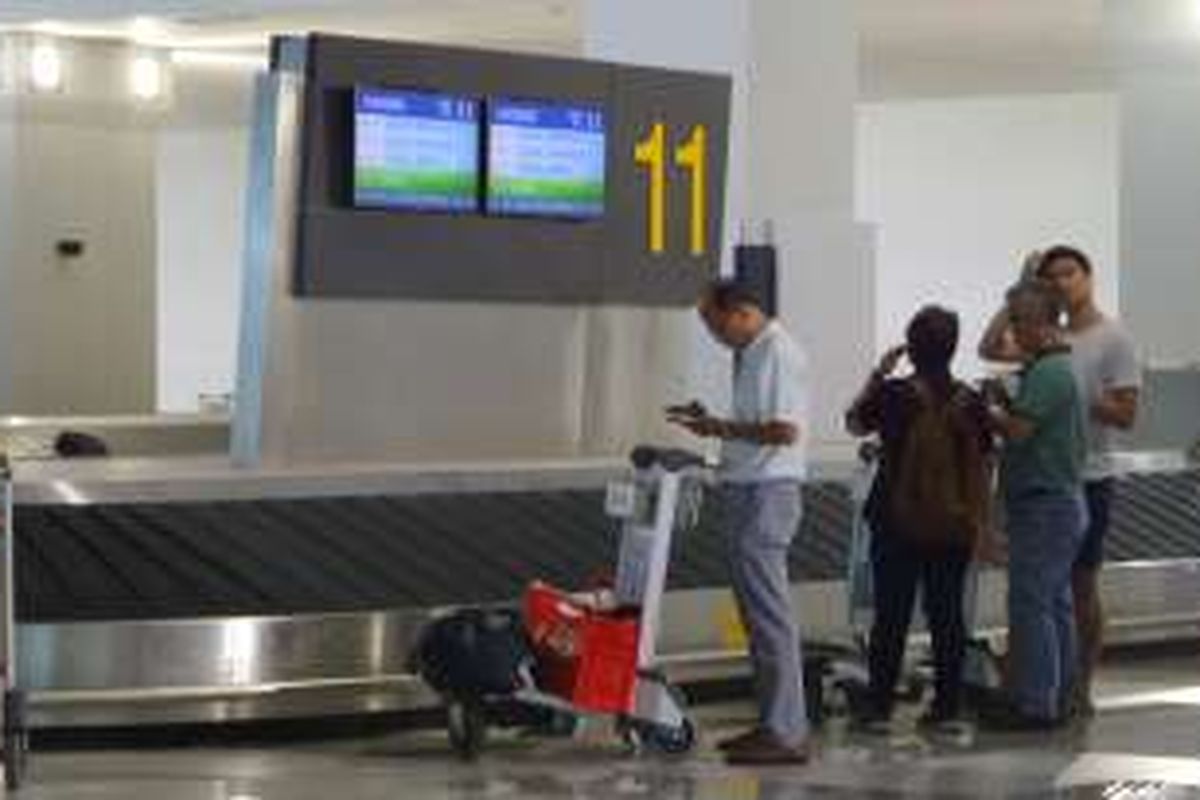 Sejumlah penumpang tampak menunggu barang bawaannya di area baggage claim Terminal 3 New Bandara Soekarno-Hatta, Tangerang, Senin (15/8/2016). Layanan bagasi dengan sistem bagasi otomatis atau baggage handling system dikeluhkan sebagian besar penumpang. 