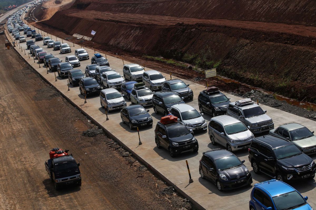 Kendaraan pemudik melintasi di ruas tol fungsional Batang-Semarang, Jawa Tengah, Selasa (12/6/2018). Kenaikan volume kendaraan mengakibatkan antrean sepanjang 1 kilometer jelang exit toll Grinsing dan adanya pembangunan Jembatan Kalikuto dan dijadwalkan baru akan selesai pada H-2 lebaran.