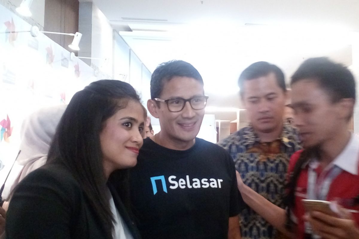 Sandiaga Uno kala melayani permintaan berfoto bersama pengunjung acara Indonesian E-Commerce Summit (IESE) 2017 