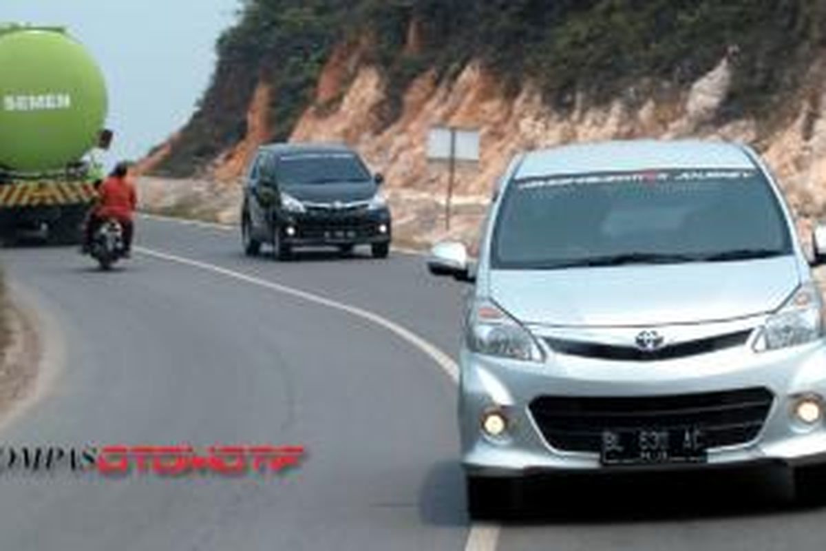 Bukit dan lembah di Sumatera Barat dilibas dengan mudah oleh Toyota Avanza.